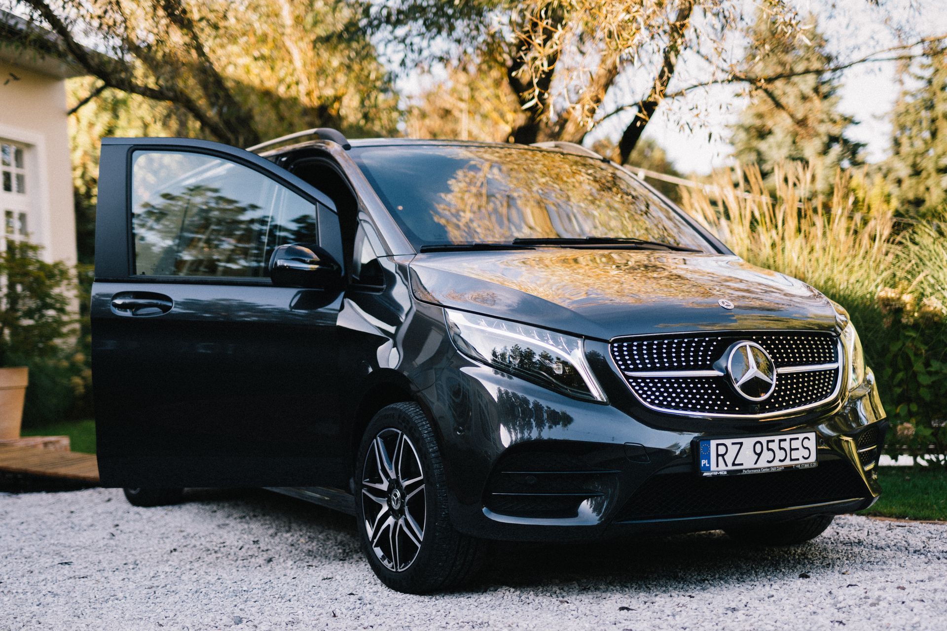 Mercedes V-Class zaparkowany przed budynkiem