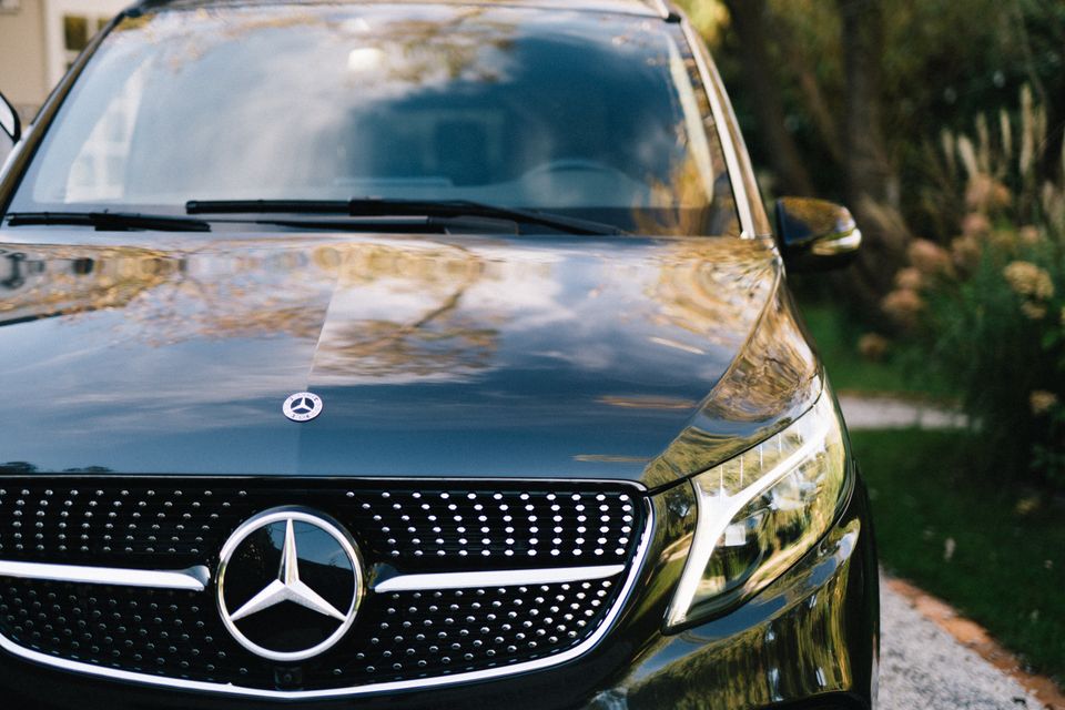 Zbliżenie na przedni grill i logo Mercedesa V-Class.